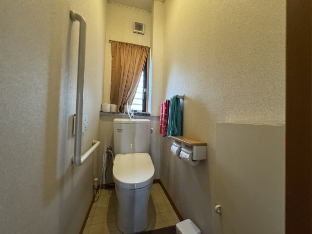 ‐三丁目不動産-　熊谷市小曽根　庭付き軽鉄造のトイレ