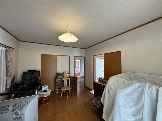 ‐三丁目不動産-　熊谷市小曽根　庭付き軽鉄造の洋室