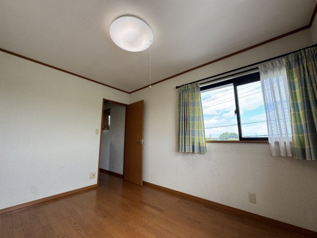 ‐三丁目不動産-　熊谷市小曽根　庭付き軽鉄造の洋室