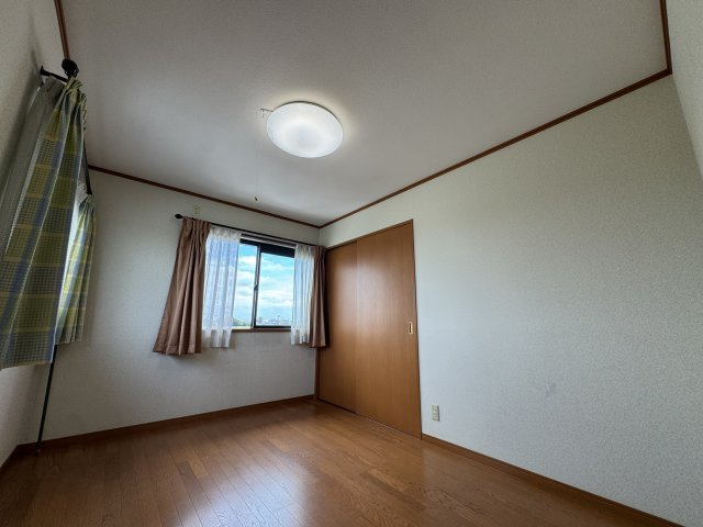 ‐三丁目不動産-　熊谷市小曽根　庭付き軽鉄造の洋室