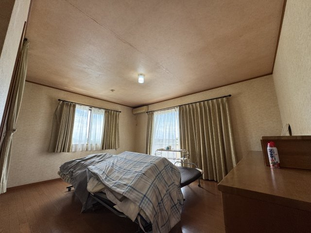 ‐三丁目不動産-　熊谷市小曽根　庭付き軽鉄造の洋室