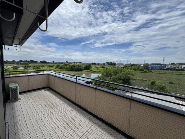 ‐三丁目不動産-　熊谷市小曽根　庭付き軽鉄造のバルコニー