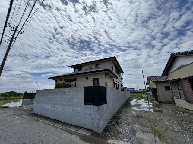 ‐三丁目不動産-　熊谷市小曽根　庭付き軽鉄造の外観