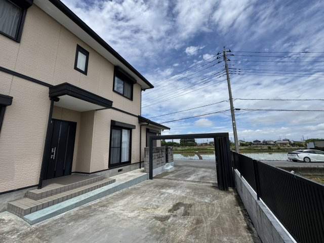 ‐三丁目不動産-　熊谷市小曽根　庭付き軽鉄造の駐車場