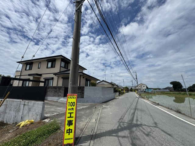 ‐三丁目不動産-　熊谷市小曽根　庭付き軽鉄造の前面道路含む現地写真