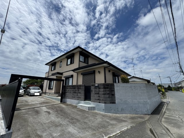 ‐三丁目不動産-　熊谷市小曽根　庭付き軽鉄造の外観