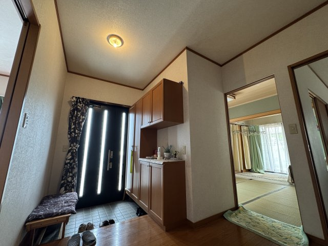 ‐三丁目不動産-　熊谷市小曽根　庭付き軽鉄造の玄関