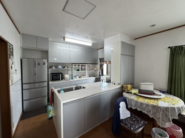 ‐三丁目不動産-　熊谷市小曽根　庭付き軽鉄造の居間・リビング