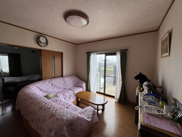 ‐三丁目不動産-　熊谷市小曽根　庭付き軽鉄造の洋室