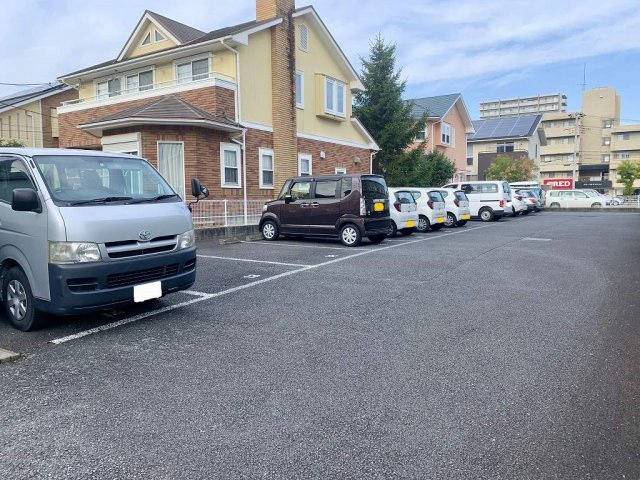 レオパレスKOSMOSの駐車場