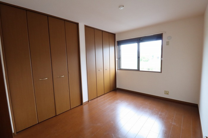 パストラーレ Ａ・Ｂの寝室|洋室（ハングバー付き）