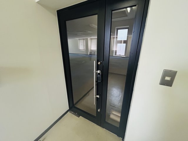 緑区青山3丁目貸店舗事務所の玄関