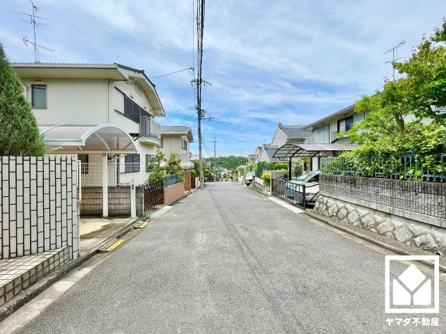 宇治市折居台３丁目の前面道路含む現地写真