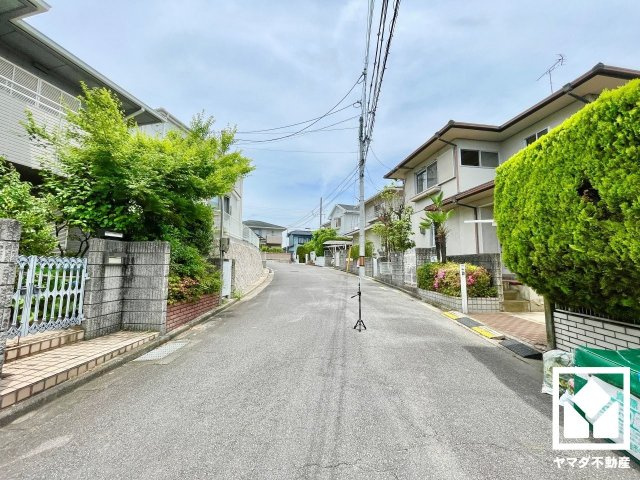 宇治市折居台３丁目の前面道路含む現地写真