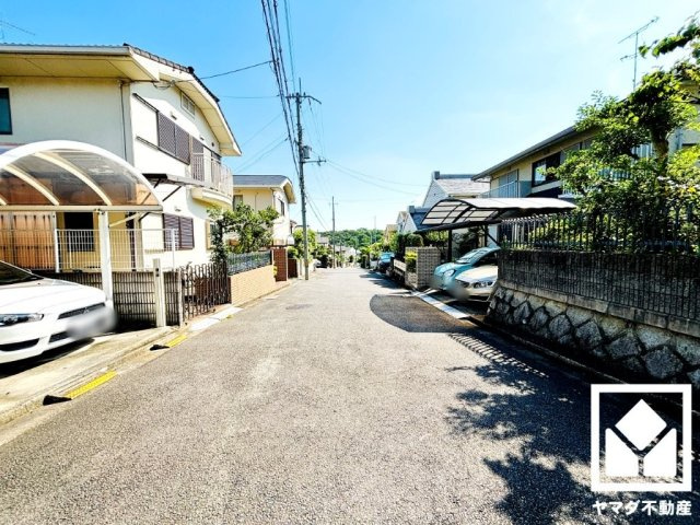 宇治市折居台３丁目の前面道路含む現地写真