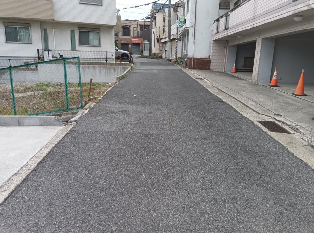 山手4丁目土地の前面道路含む現地写真