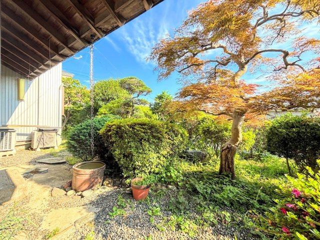 戸塚区舞岡町　中古戸建ての庭|◆お手入れのしやすいちょうどよいサイズ感のお庭付き。植栽や家庭菜園等多目的にご利用いただけるプライベート空間。
