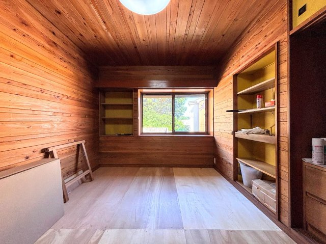 戸塚区舞岡町　中古戸建ての洋室|◆室内はいつも明るい印象なので気持ちの良い朝を迎えられます。各部屋にはクローゼットを完備しており、収納が多いお家はすっきりして快適空間です。
