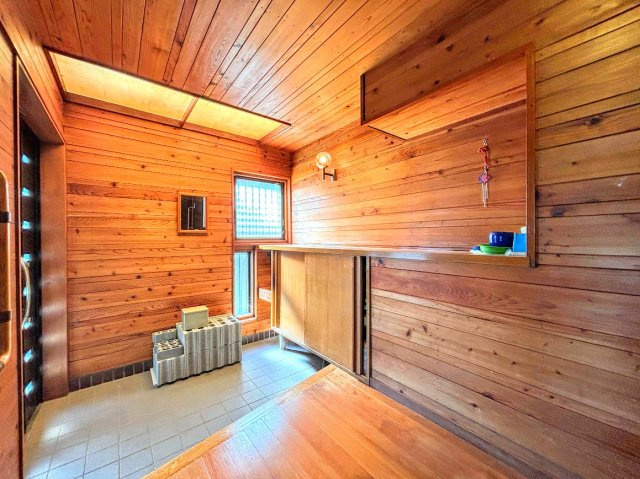 戸塚区舞岡町　中古戸建ての玄関|◆明るい玄関です！散らかりやすい玄関もスッキリする大容量のシューズボックス付き。
