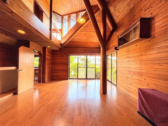 戸塚区舞岡町　中古戸建ての居間・リビング|◆家族で食卓を囲むダイニングスペースと、ソファでゆったりくつろぐリビングスペースがしっかり区切られているので家具の配置や用途を使いわけしやすいです。
