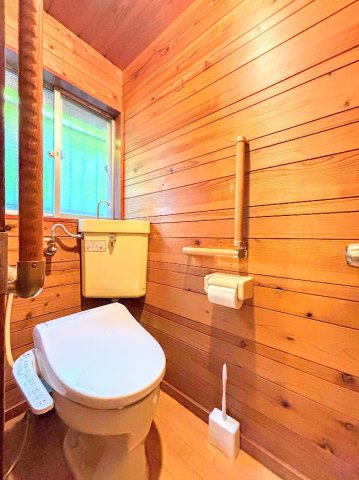 戸塚区舞岡町　中古戸建てのトイレ|◆清潔感のある白を基調とした落ち着ける空間。小窓をもうけていますので、こもりやすい空気の入れ替えも簡単に行えますね！
