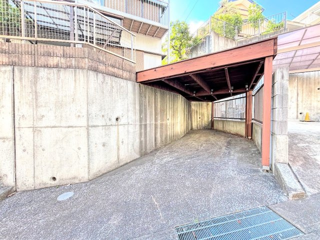 戸塚区舞岡町　中古戸建てのバルコニー|◆大切なお車の維持管理に便利な地下車庫。雨や風をしのげる駐車場です。
