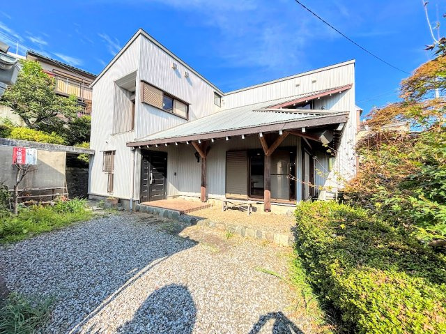 戸塚区舞岡町　中古戸建ての外観|◆一戸建てを中心とした街並みが整然と続き、周辺は高い建物が建っていないので、緑の多い閑静な趣を感じる環境です。街並みや周辺環境も重要なポイントです！！
