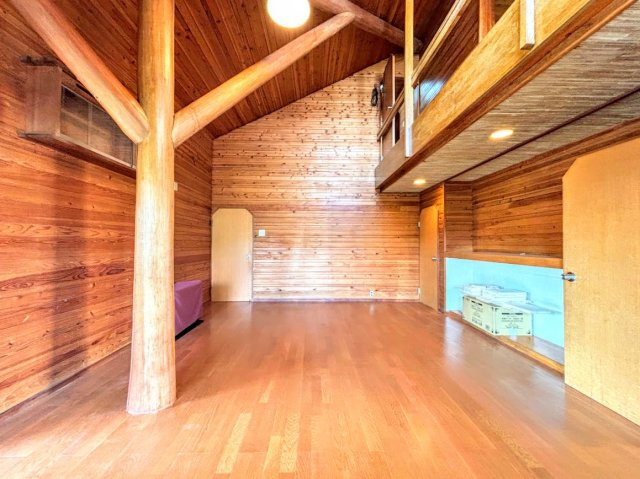 戸塚区舞岡町　中古戸建ての居間・リビング|◆一家だんらんのスペースとなるＬＤＫ。窓から明るい光が差し込み、思わず家族の会話も弾む快適な空間。
