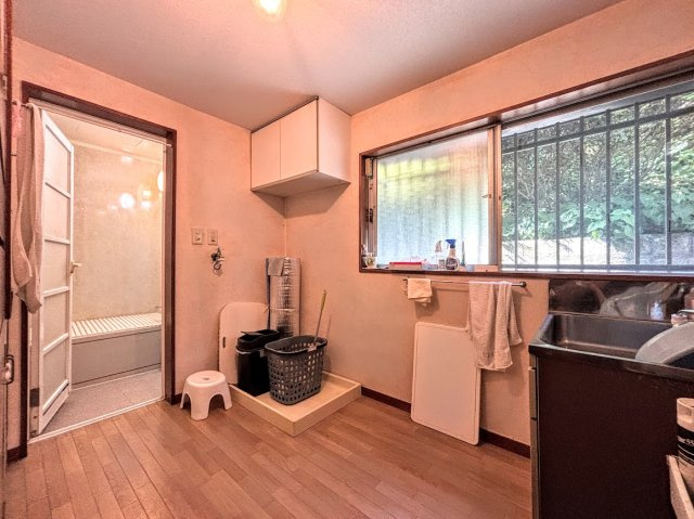 戸塚区舞岡町　中古戸建ての洗面所|◆毎日使う場所だから、機能的で使いやすさに配慮したパウダールーム。すっきりと使えるように収納も豊富にご用意しています。
