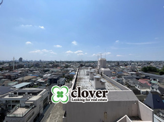 【展望】 | 眼前に広がる空の雄大さと、このお部屋の自慢の一つである「眺望」をご覧ください。毎日、この景色を独り占めできる新生活に夢が広がります。～即日のご見学可能～　お問合せはお気軽にどうぞ。