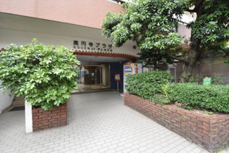 【エントランス】 | お客様を、そして住人を出迎えてくれるマンションのエントランス。ゴミが落ちていないことからも、管理状態の良さや住民の節度の高さが見て取れます。～即日のご見学可能～　お問合せはお気軽にどうぞ。
