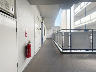 【その他共用部分】 | マンションの共用廊下です。きれいに清掃されています。周囲のお部屋の様子も、ぜひ伺ってみてください。～即日のご見学可能～　お問合せはお気軽にどうぞ。