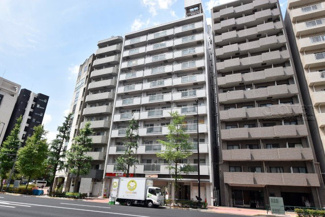 【外観】 | 手入れの行き届いた外壁やエントランスなど、「見ればわかる」レベルで清潔感を保ったマンションです。築年数を感じさせない姿で皆様をお出迎えします。～即日のご見学可能～　お問合せはお気軽にどうぞ。