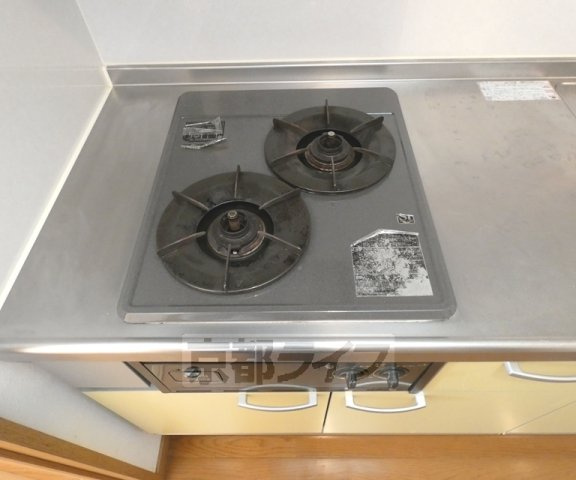 フラッティ吉野町A棟B棟のキッチン|2口コンロです