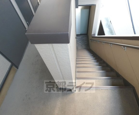 フラッティ吉野町A棟B棟のバルコニー