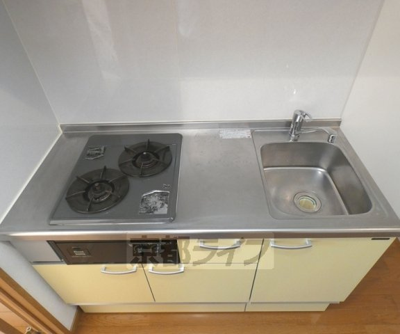 フラッティ吉野町A棟B棟のキッチン|2口コンロ付キッチン