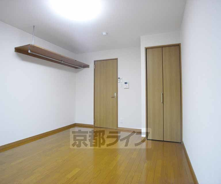 フラッティ吉野町A棟B棟の内装|吊り棚収納も付いていて使いやすい間取りです。