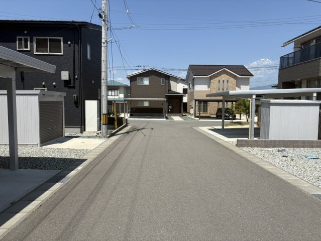 東根市大林2丁目【中古住宅】の前面道路含む現地写真|前面道路