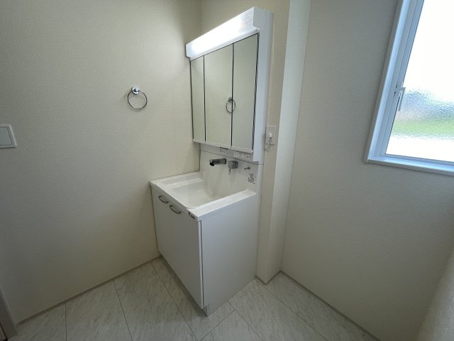 【独立洗面台】 | 【新築分譲住宅】河北町　谷地字田中　全4棟 | 【Powder room】
ご家族の1日が始まり、1日の終わりを締めくくる洗面空間。快適に過ごせることはもちろん、気品や優雅さを兼ね備えたパウダールームです。