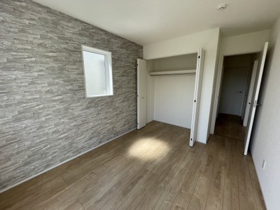 【洋室】 | 【新築分譲住宅】河北町　谷地字田中　全4棟 | 【Room】
プライベートルームにはやさしい光が射し込み、明るい空間で読書や音楽など一人の時間も楽しめます。