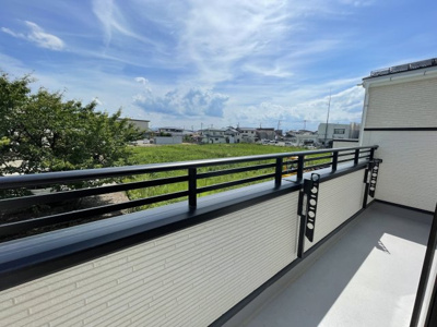 【バルコニー】 | 【新築分譲住宅】河北町　谷地字田中　全4棟 | 【Balcony】
広いバルコニーは暮らしの中での光と風を演出してくれています。開放的な空間をお楽しみください。