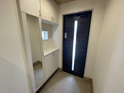【玄関】 | 【新築分譲住宅】河北町　谷地字田中　全4棟 | 【Entrance】
居住者の帰り、訪れる方を優しく迎え、やすらぎに満ちた生活空間を予感させる。健やかな暮らしを楽しめそう。