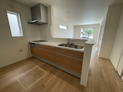 【キッチン】 | 【新築分譲住宅】河北町　谷地字田中　全4棟 | 【Kitchen】
家事動線やリビングとのつながりに配慮し、食事の準備や片付けなどの家事を楽しくするキッチンスペースに仕上げました。毎日使う場所だから気持よく使えて、居心地の良い空間に。
