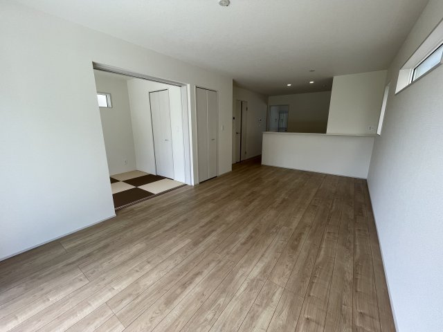 【居間・リビング】 | 【新築分譲住宅】河北町　谷地字田中　全4棟 | 【Living room】
明るく開放的な空間が広がるLDK。室内には豊かな陽光が注ぎ込み、爽やかな住空間を演出。ホームパーティーでもゲストと一緒に料理を楽しみながら楽しい時間を過ごせそう。