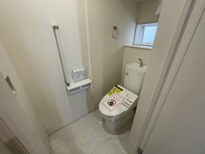 【トイレ】 | 【新築分譲住宅】河北町　谷地字田中　全4棟 | 【Toilet】
いつまでも清潔な空間であって頂けますように、目に留まるだけではなく、汚れをふき取り易いフロアと壁紙をチョイス致しました。洗浄便座になっておりますので、とても清潔にご使用いただけます。