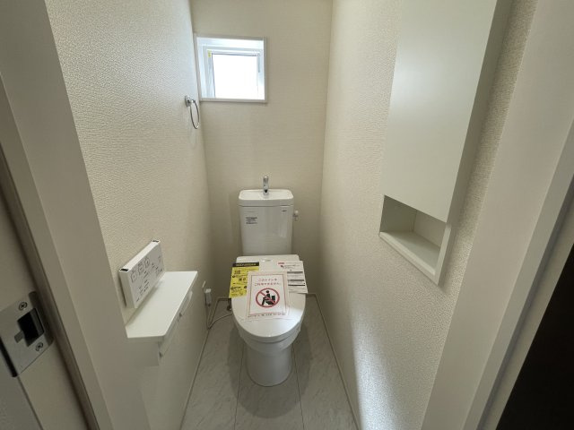 【トイレ】 | 【新築分譲住宅】河北町　谷地字田中　全4棟 | 【Toilet】
いつまでも清潔な空間であって頂けますように、目に留まるだけではなく、汚れをふき取り易いフロアと壁紙をチョイス致しました。洗浄便座になっておりますので、とても清潔にご使用いただけます。