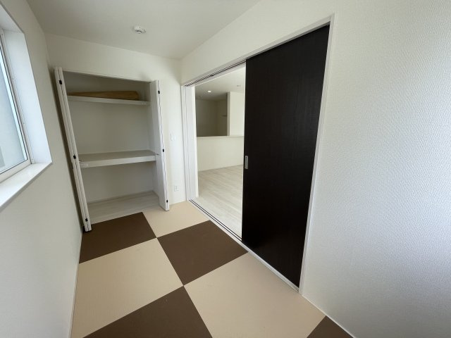 【和室】 | 【新築分譲住宅】河北町　谷地字田中　全4棟 | 【Japanese room】
家事スペースやお子様の遊び場として、または客室として、大活躍間違いなしの和室。
注目されているダイヤロン畳を使用し、傷みづらく、ダニやカビの発生も抑えてくれます◎