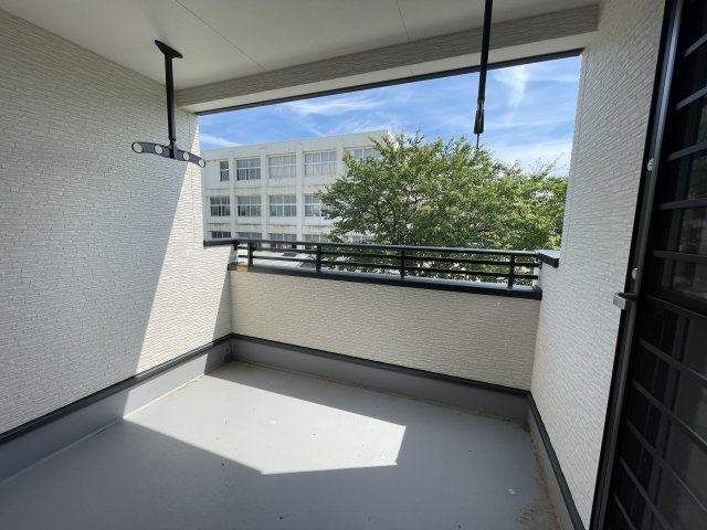 【バルコニー】 | 【新築分譲住宅】河北町　谷地字田中　全4棟 | 【Balcony】
開放感いっぱいの眺望と共に光と風を享受するバルコニー。緑豊かな景観を眺めることができます。