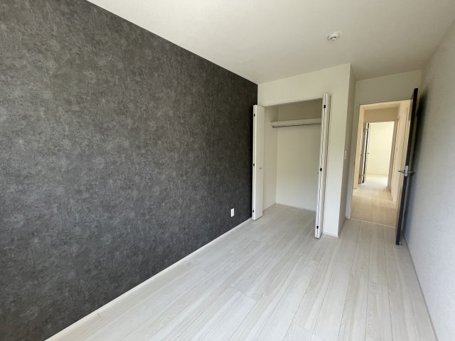 【洋室】 | 【新築分譲住宅】河北町　谷地字田中　全4棟 | 【Room】
プライベートルームにはやさしい光が射し込み、明るい空間で読書や音楽など一人の時間も楽しめます。