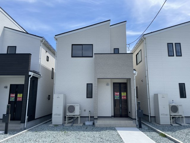 【外観】 | 【新築分譲住宅】河北町　谷地字田中　全4棟 | 3号棟
【Facade】
爽やかな青空の下に贅沢なほどに降り注ぐ陽光、豊かな居住性と、クオリティが見事に調和した住空間は、住まうことの喜びを感じさせてくれます